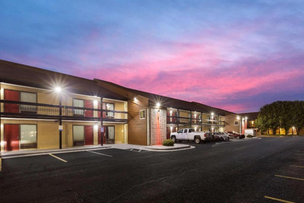 Econo Lodge Madison Eksteriør billede