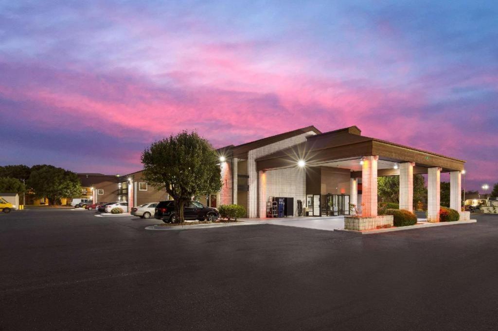 Econo Lodge Madison Eksteriør billede